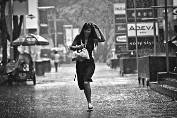 風雨中的女子，豐富而隨性